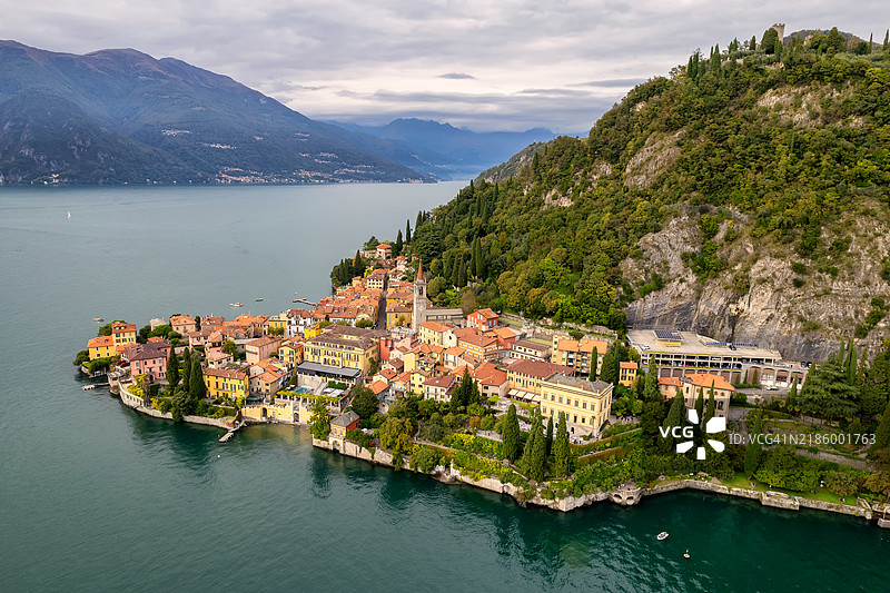 从空中俯瞰意大利伦巴第大区科莫湖畔的瓦伦纳村庄图片素材