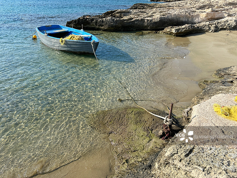 小渔船停靠在海滩上的特写，位于希腊萨罗尼克群岛的阿基亚玛丽娜，埃吉纳岛图片素材