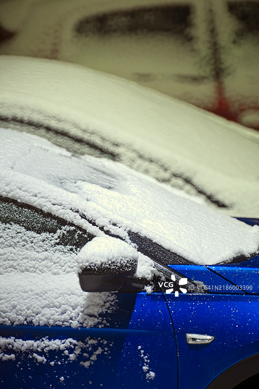 夜间被雪覆盖的汽车图片素材