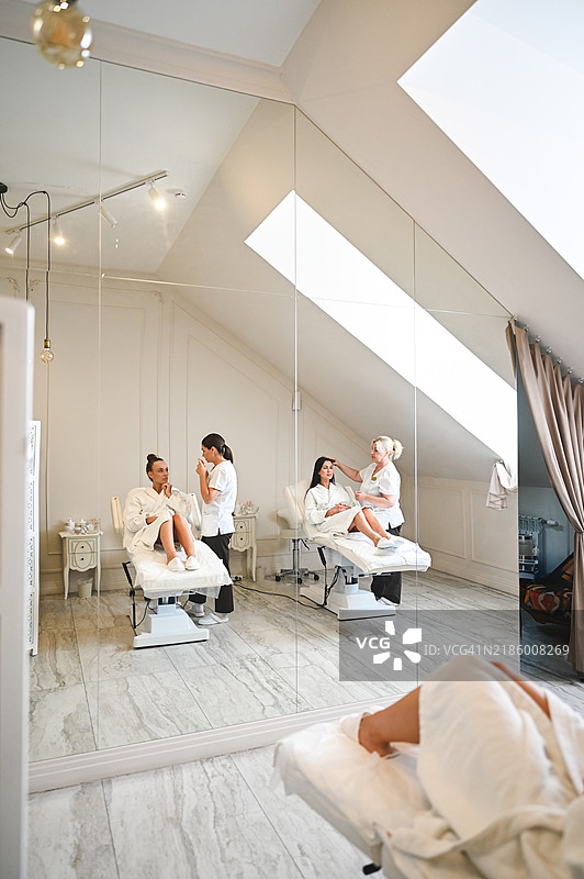 在美容水疗中心工作。图片素材