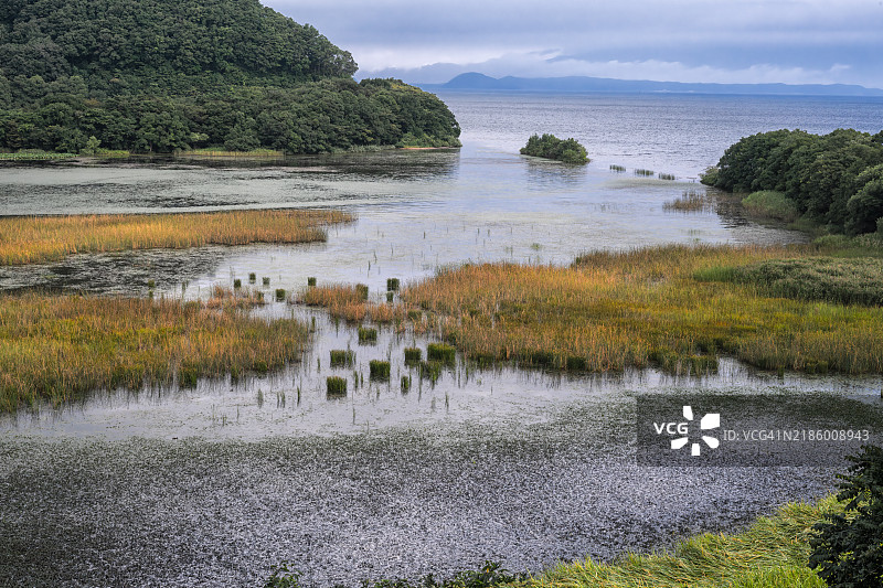 沼泽与猪苗代湖之间由沙洲隔开图片素材