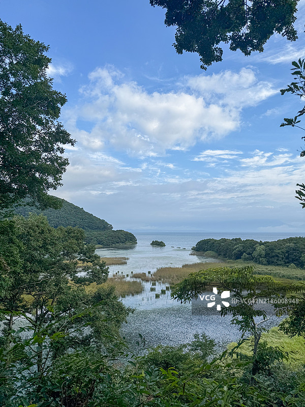 沼泽与猪苗代湖之间由沙洲隔开图片素材