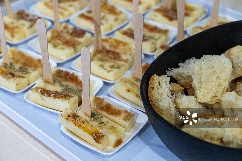 不同配料的奶酪条和饼干图片素材