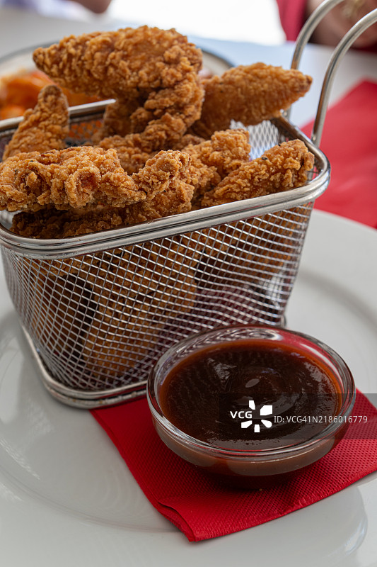 炸鸡条配一碗蘸酱图片素材