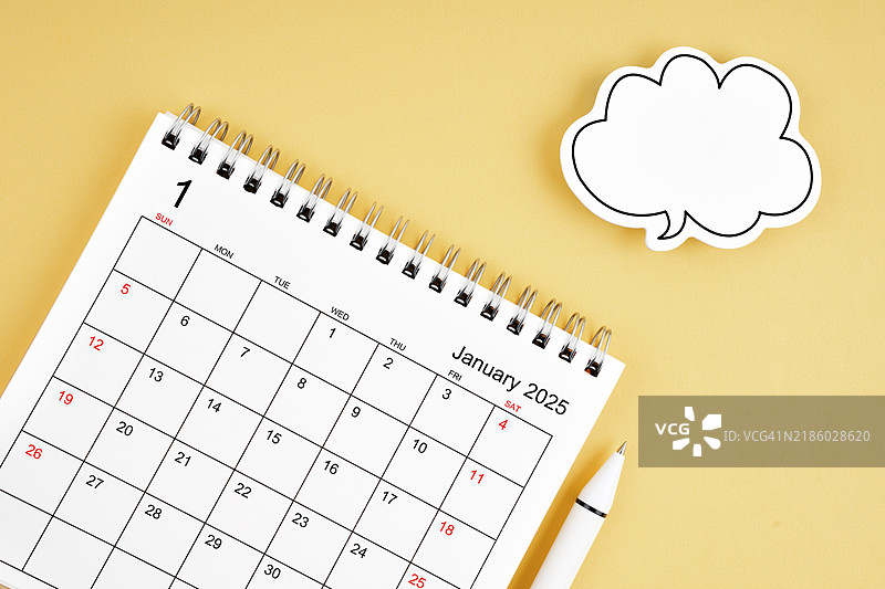 空白对话气泡和2025年1月的桌面日历，黄色背景，规划概念。图片素材