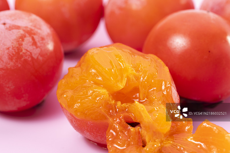 白色背景上的中国柿子图片素材