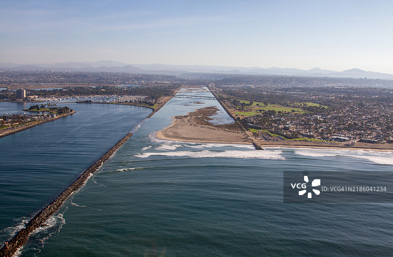 圣地亚哥河口，带有河口和泥滩。左侧是加利福尼亚州圣地亚哥的使命湾入口通道。图片素材