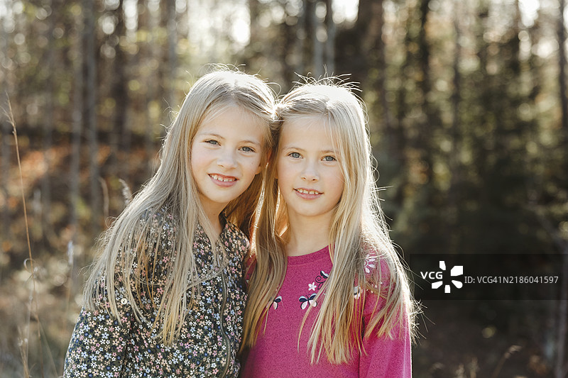 一模一样的双胞胎女孩图片素材