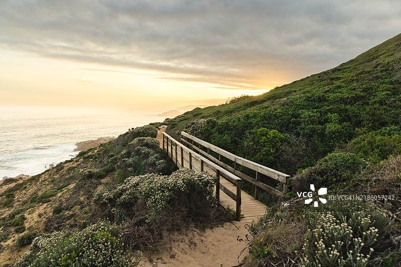 从世界遗产地罗伯格自然保护区俯瞰南大洋的日落图片素材