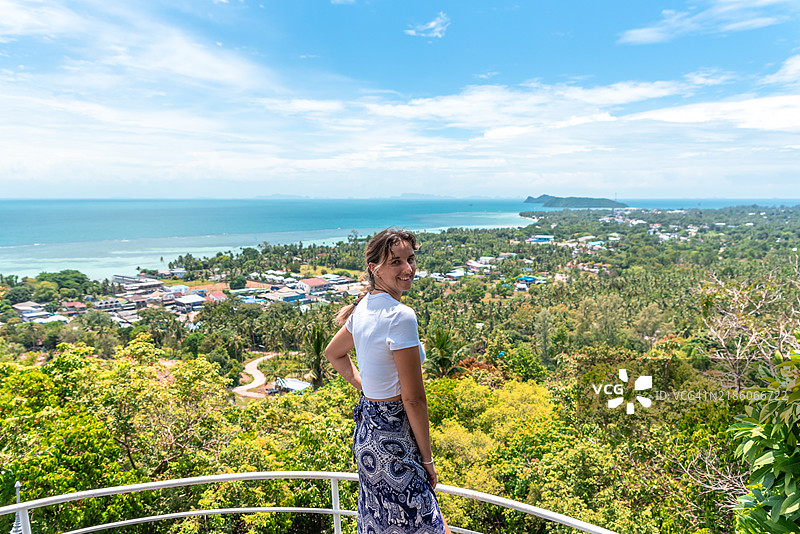 年轻女性在泰国的考帕岸岛欣赏美景。图片素材