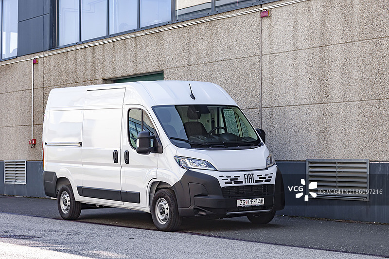 现代白色送货车图片素材