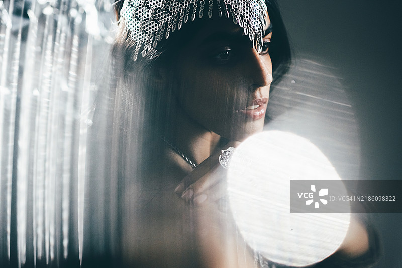 佩戴银项链的女性。图片素材