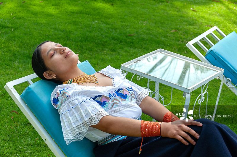 土著奥塔瓦洛女性在花园中放松图片素材