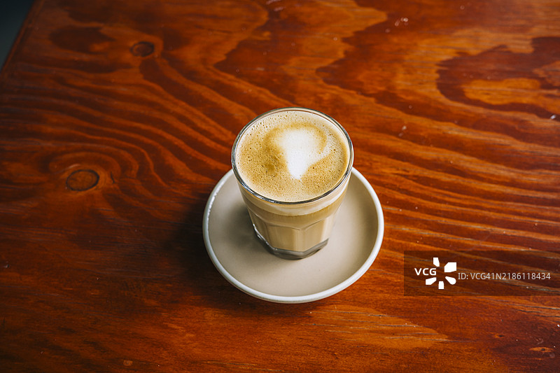 一杯新鲜咖啡放在木桌上图片素材
