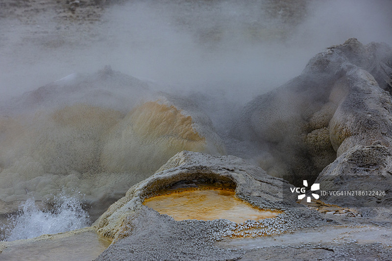 黄石公园的温泉图片素材