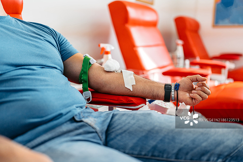 中年男子在医院献血图片素材