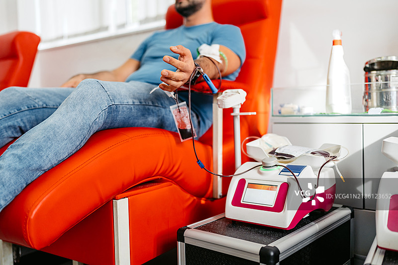 中年男子在医院献血图片素材