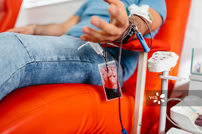中年男子在医院献血图片素材