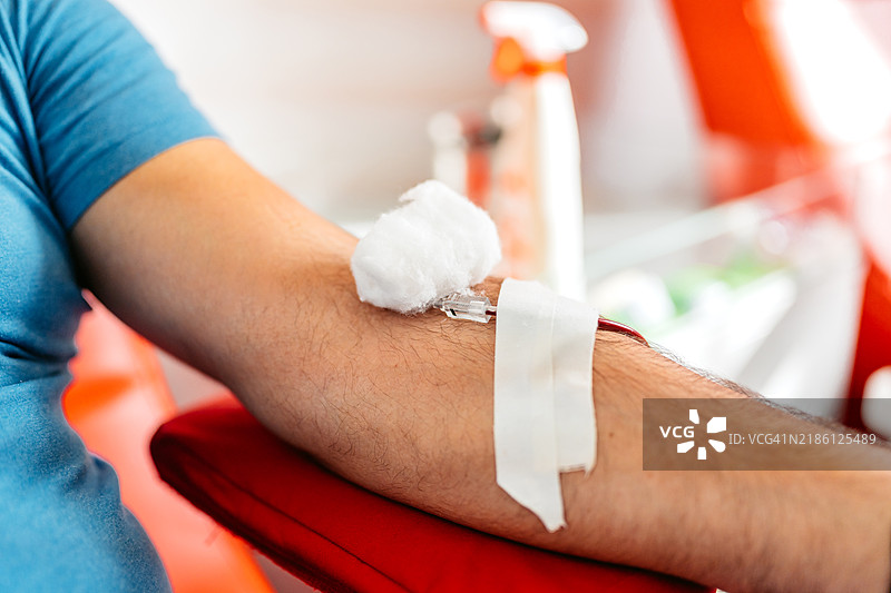 中年男子在医院献血图片素材