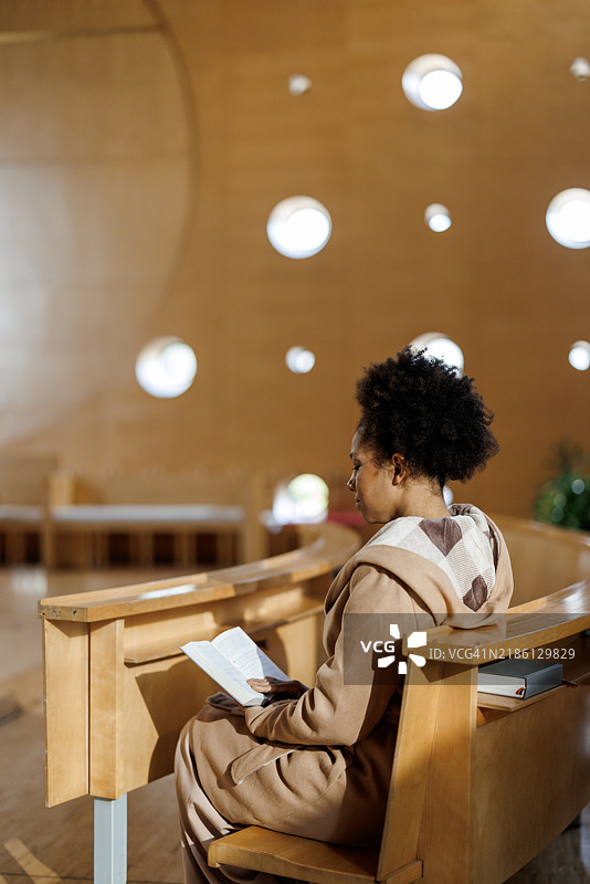 教堂里一位女性在阅读圣经图片素材