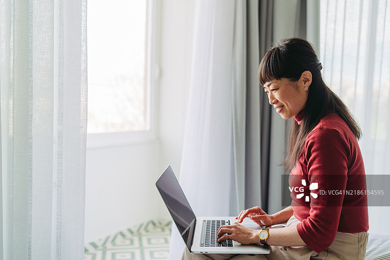 商务旅行者在酒店房间内图片素材