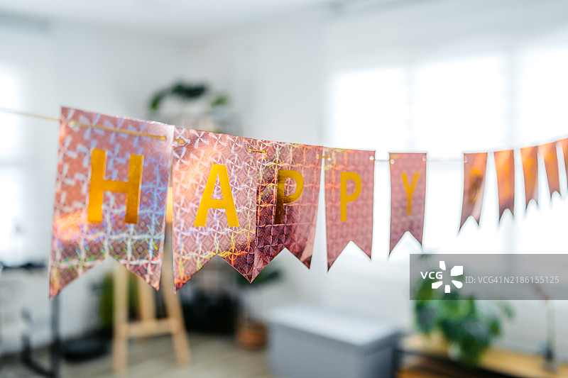 家庭房间里的生日快乐横幅标志图片素材