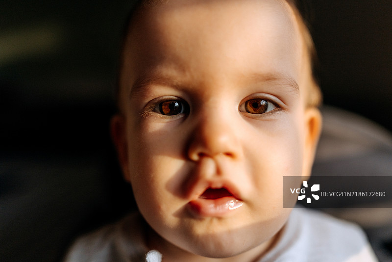 可爱男婴特写肖像，摆姿势准备拍照图片素材