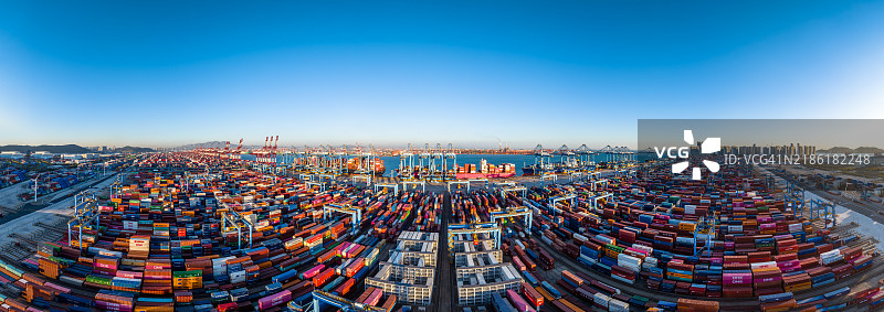 青岛新前湾集装箱码头的无人机全景视图图片素材