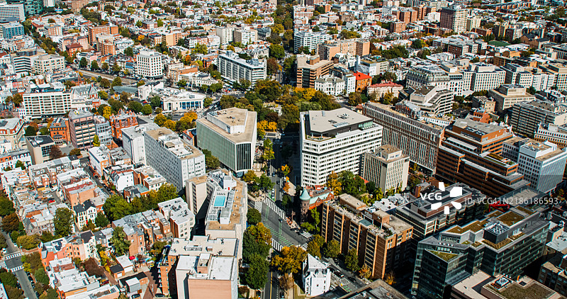 秋季阳光明媚的下午，西北华盛顿特区的直升机拍摄。图片素材