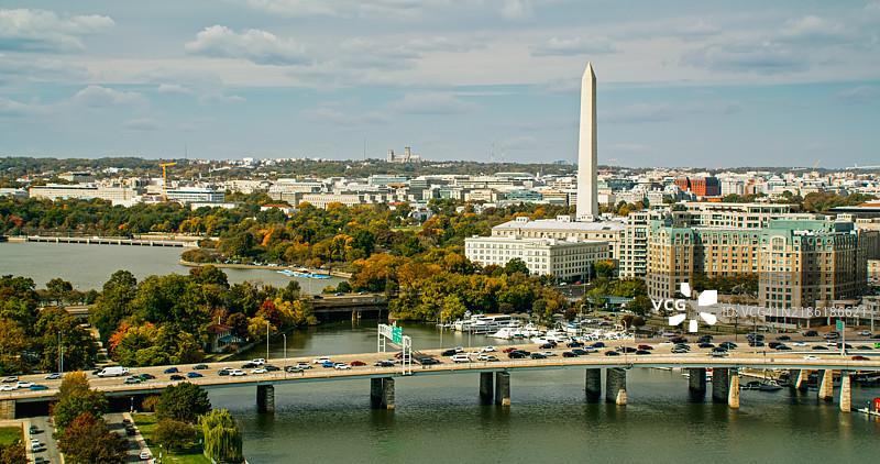 从波托马克河上空拍摄的华盛顿纪念碑鸟瞰图图片素材