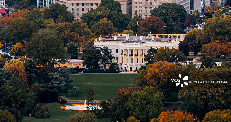 黄昏时分白宫及南草坪的航拍镜头图片素材