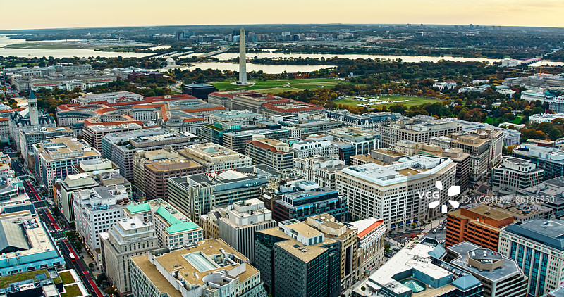 俯瞰政府办公大楼，远眺华盛顿纪念碑和波托马克河图片素材