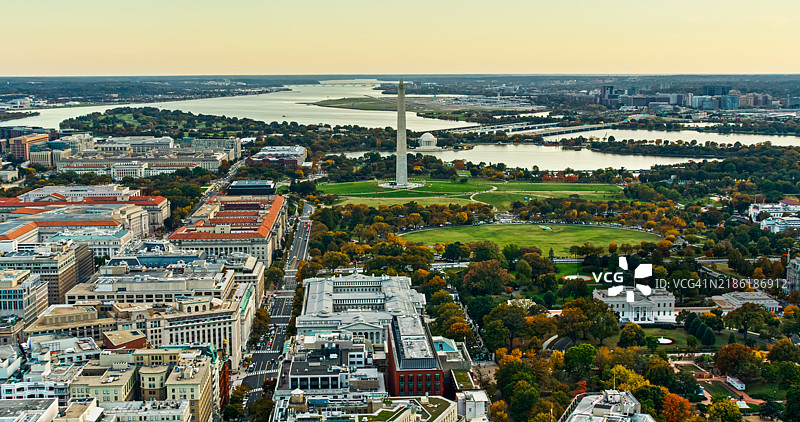 黄昏时分，从政府办公楼上空俯瞰白宫和华盛顿纪念碑的航拍镜头图片素材