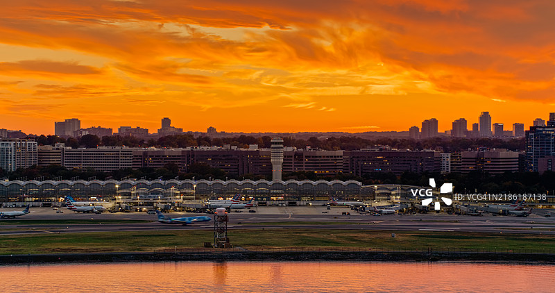 在罗纳德·里根华盛顿国家机场起飞的飞机图片素材