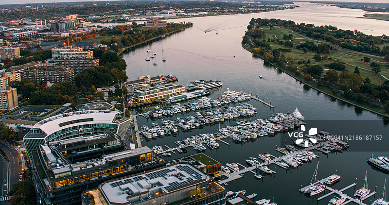华盛顿特区黄昏时分的区码头和海恩斯角图片素材