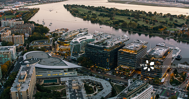 华盛顿特区黄昏时分的区码头和海恩斯点高角度航拍镜头图片素材