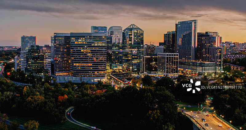 弗吉尼亚州罗斯林的办公大楼在黄昏时分的航拍图图片素材