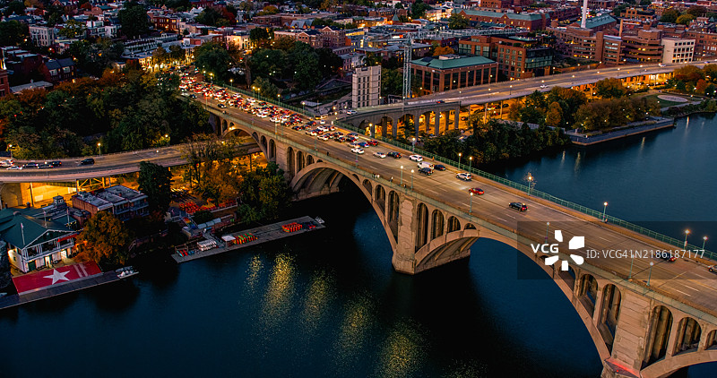 华盛顿特区钥匙桥上傍晚交通的高角度航拍镜头图片素材