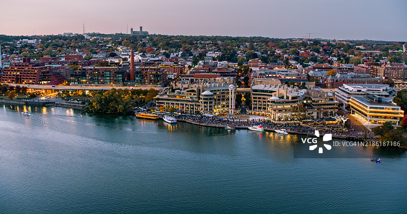 黄昏时分从波托马克河上空俯瞰华盛顿港的航拍镜头图片素材