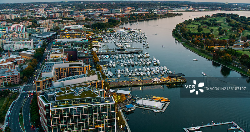 黄昏时分华盛顿特区区码头的高角度航拍镜头图片素材