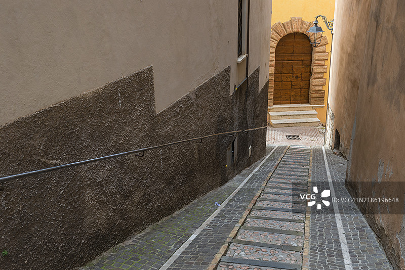 意大利翁布里亚特雷维古镇的小巷图片素材