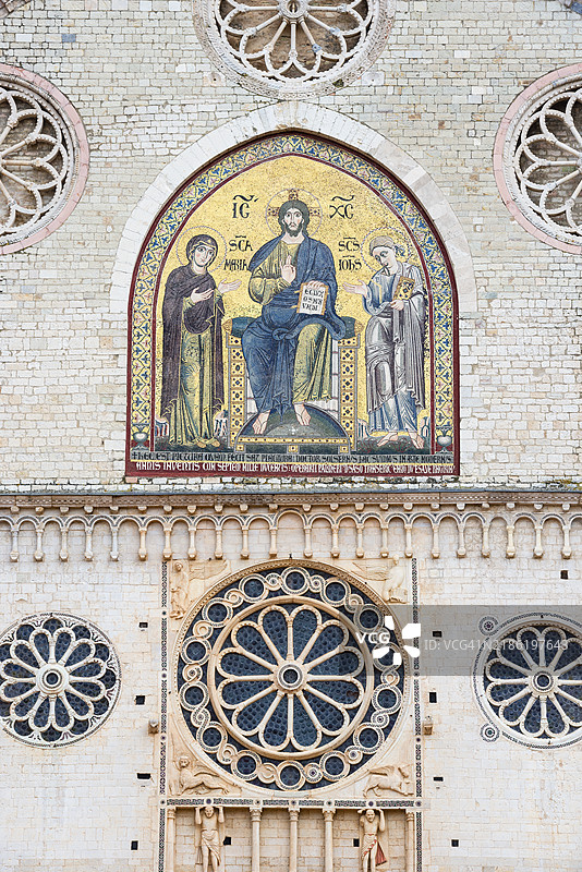 意大利斯波莱托的教堂立面图片素材