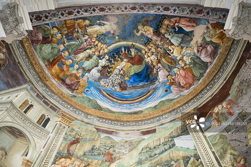 意大利斯波莱托大教堂的宗教壁画图片素材