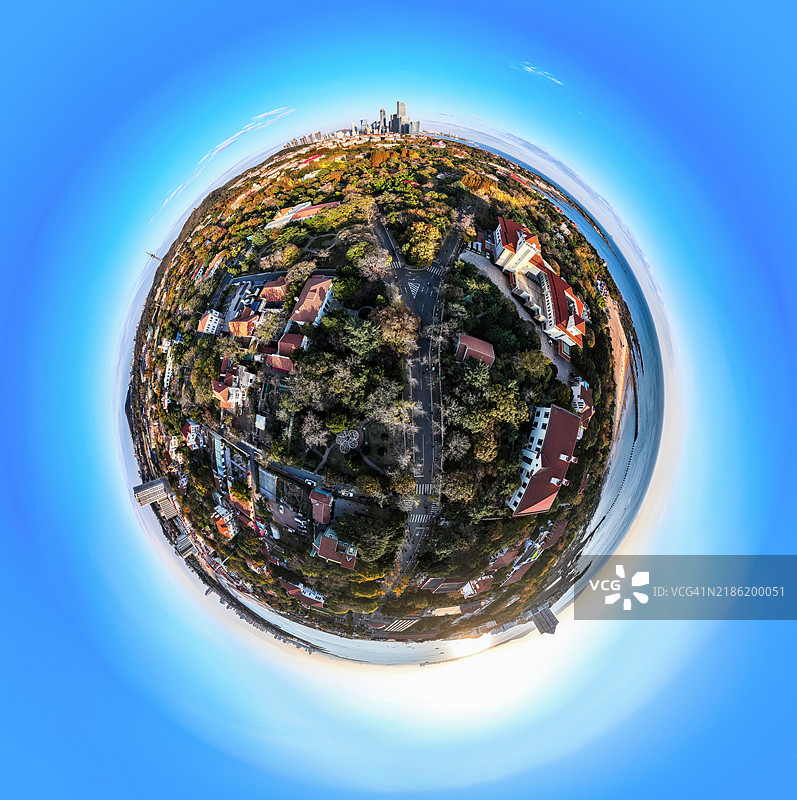 360度视角：无人机航拍：中国山东省青岛市建筑图片素材