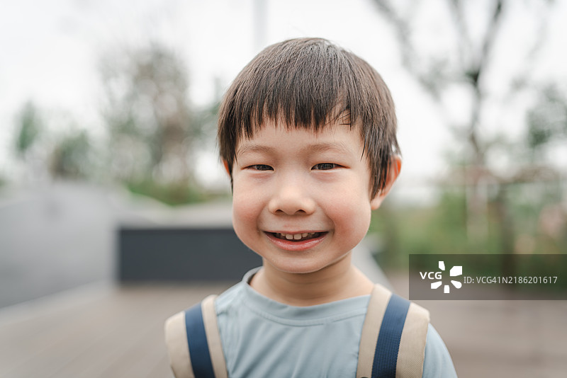 孩子开心地对着镜头微笑图片素材