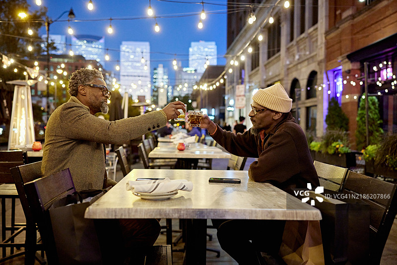 成熟的芝加哥人举杯庆祝友谊图片素材