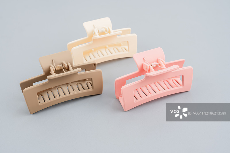 灰色背景上的发夹。图片素材