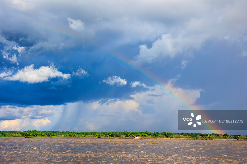 彩虹照耀着雄伟的亚马逊河，秘鲁伊基托斯图片素材