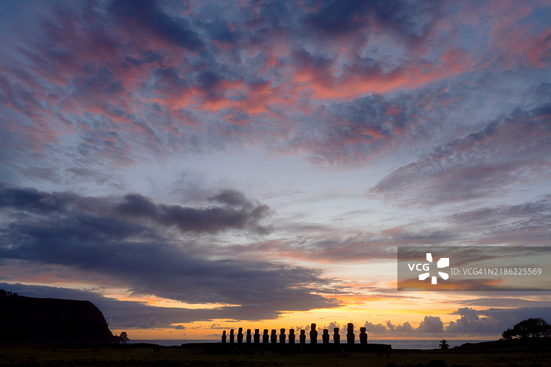 复活节岛阿胡·通加里基的摩艾石像在黎明时分图片素材