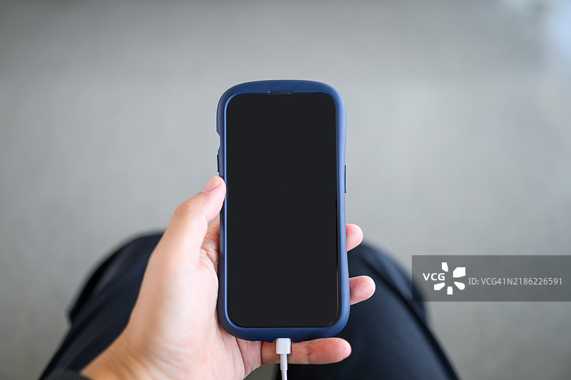 在机场手持空白屏幕的手机图片素材